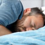 Can lack of sleep cause more frequent urination?